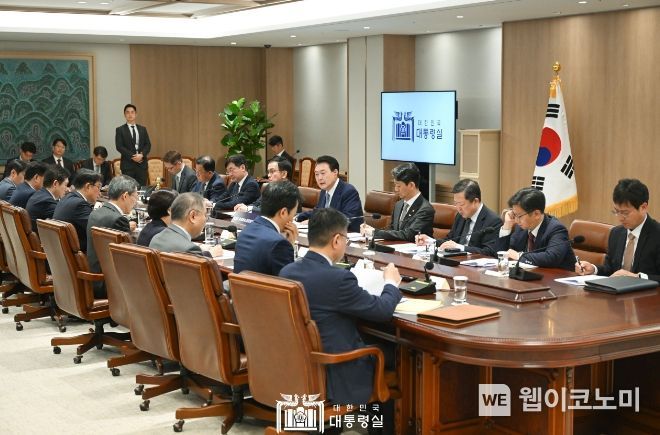 5월 23일 윤석열 대통령은 용산 대통령실에서 반도체 산업을 주제로 ‘제2차 경제이슈점검회의’를 주재했다.