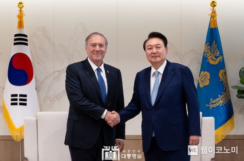 5월 23일 윤석열 대통령은 「마이크 폼페이오(Mike Pompeo)」 전 미국 국무장관을 접견하고, 한미 동맹 발전 방안과 한반도 정세에 대해 의견을 교환했다.