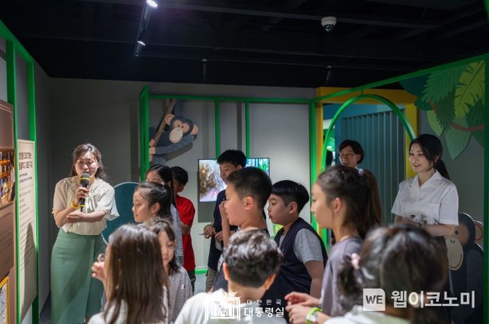 6월 5일 김건희 여사는 용산어린이정원에서 세계 환경의 날을 맞아 지역의 어린이들과 함께 환경부가 주관하는 ‘어린이 환경‧생태교육관(이하 교육관)’ 개관식을 참관했다.