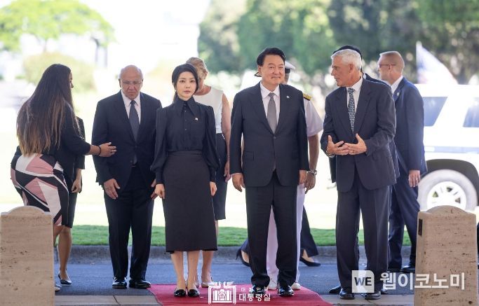 7월 8일 윤석열 대통령 부부는 미 태평양 국립묘지를 찾아 헌화했다.
