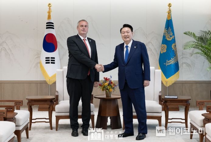 9월 4일 윤석열 대통령은 용산 대통령실에서 한국을 방문한 「토마쉬 포야르(Tomáš Pojar)」 체코 국가안보보좌관을 접견하고, 한-체코 관계 강화 방안에 대해 의견을 교환했다.
