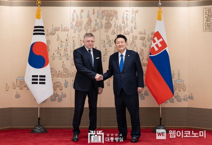 9월 30일 윤석열 대통령은 한국을 공식 방문 중인 「로베르트 피초(Robert Fico)」 슬로바키아 총리와 정상회담을 갖고, 양국 간 협력 증진 방안과 지역 및 국제 정세에 대해 폭넓은 의견을 교환했다.