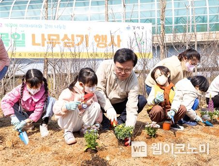 진교훈 서울 강서구청장(왼쪽 세 번째)이 4일(금) 오전 마곡 어울림공원에서 열린 ‘제80회 식목일 기념행사’에서 아이들과 함께 꽃을 심고 있다.